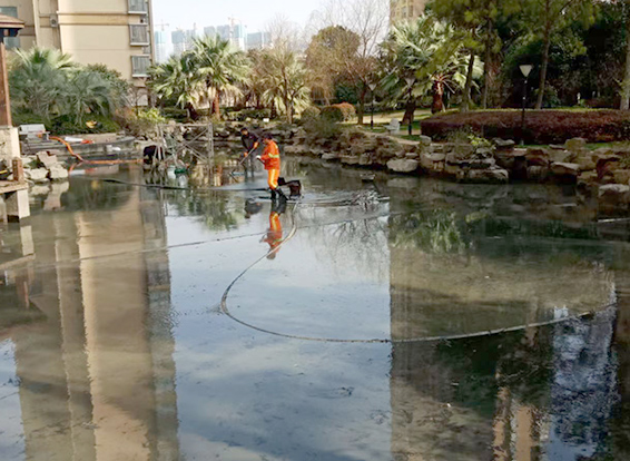 美兰景观池淤泥清理