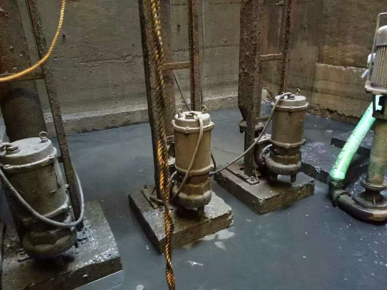 美兰污水池清理