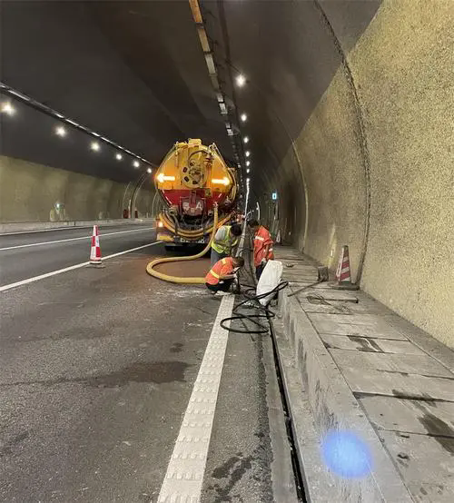 美兰隧道排水渠清淤